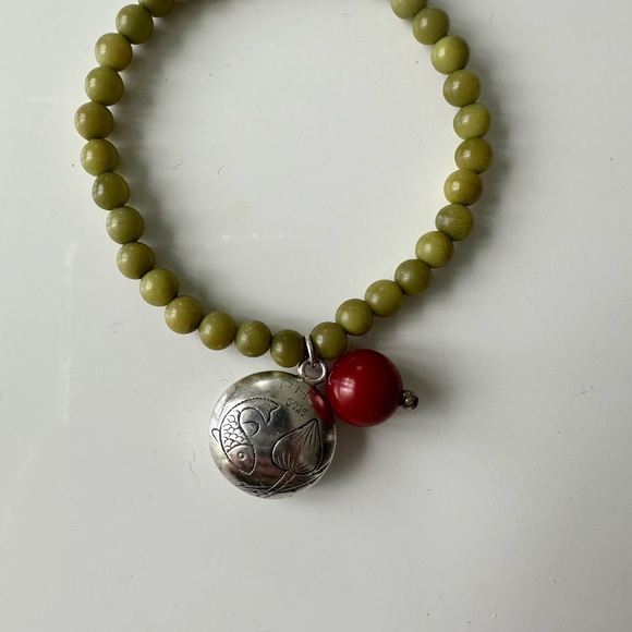 Green bracelet with silver fish embellished bracelet - Picture 3 of 3